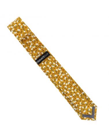 Cravate homme fleurie jaune et blanche sur costume clair